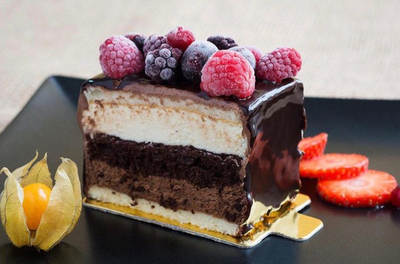 1 Tort mousse de ciocolată neagră cu blat umed