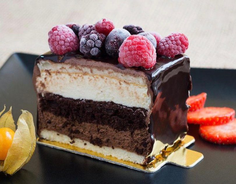Tort mousse de ciocolată neagră cu blat umed