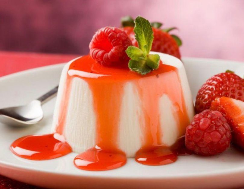 Panna cotta cu vanilie și sos de fructe de pădure