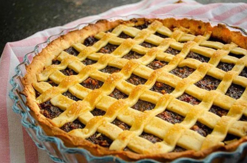 Tartă rustică cu prune și zahăr brun