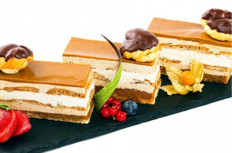 Spumă de vanilie cu sos de caramel