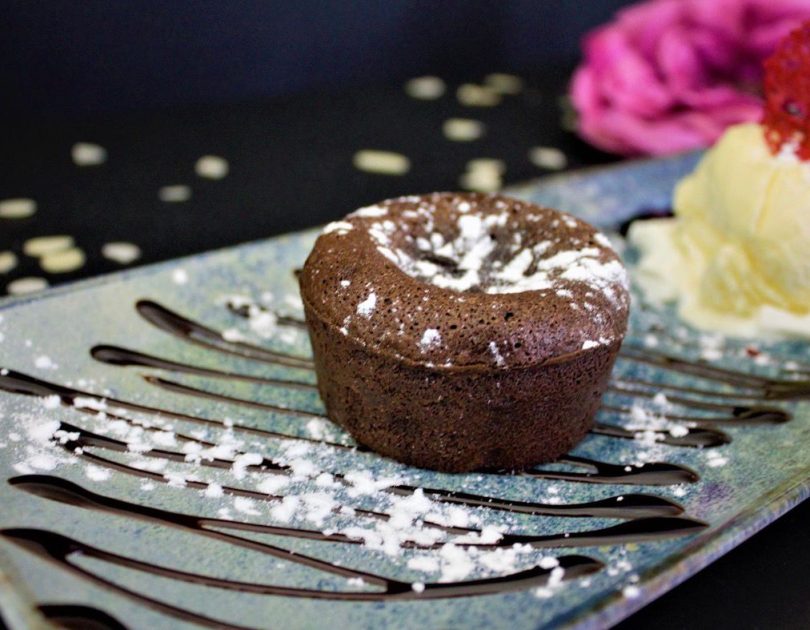 Lava cake cu ciocolată și interior curgător