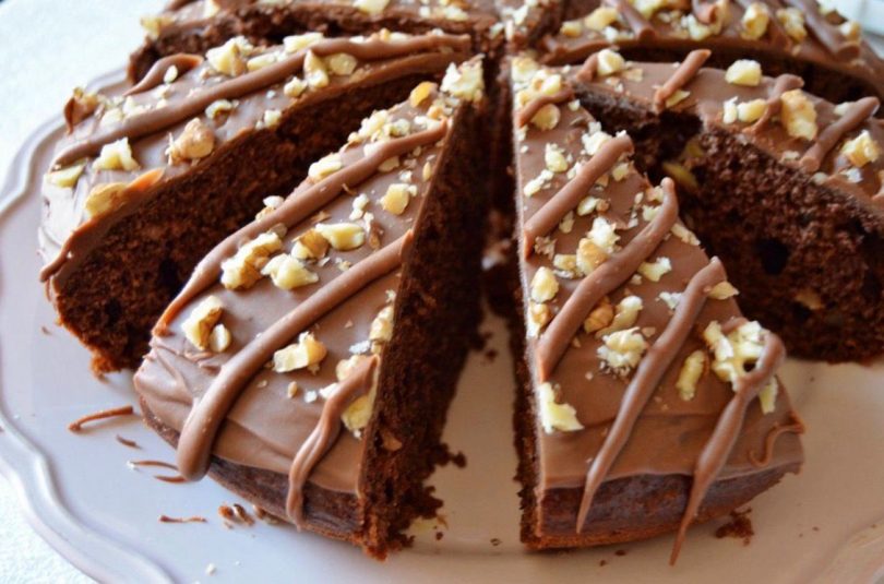 3 Brownie cu nuci pecan și glazură de ciocolată