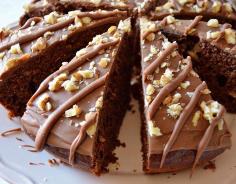 Brownie cu nuci pecan și glazură de ciocolată