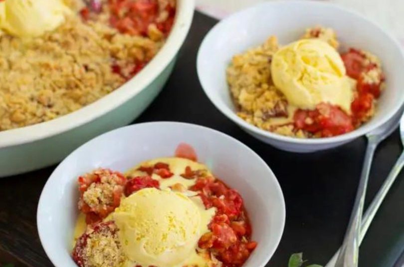 Crumble cu piersici și fulgi de ovăz