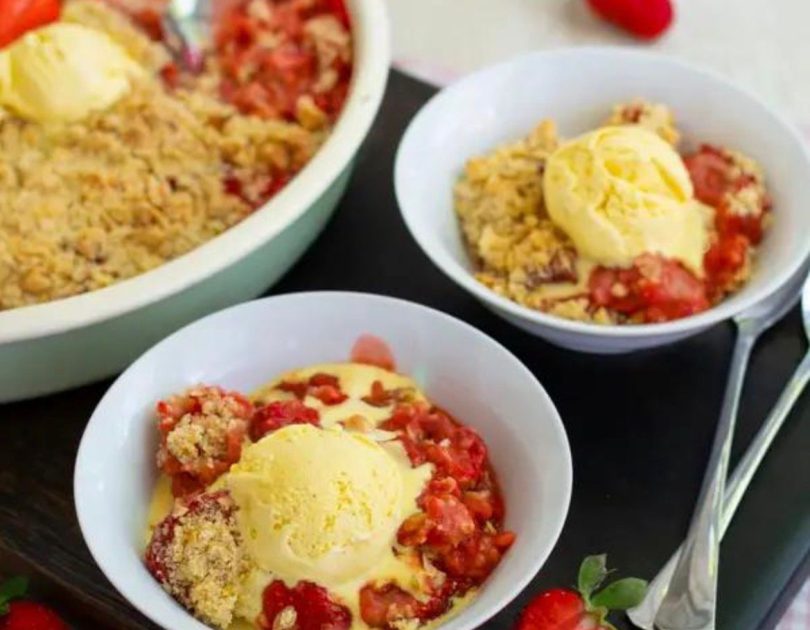 Crumble cu piersici și fulgi de ovăz
