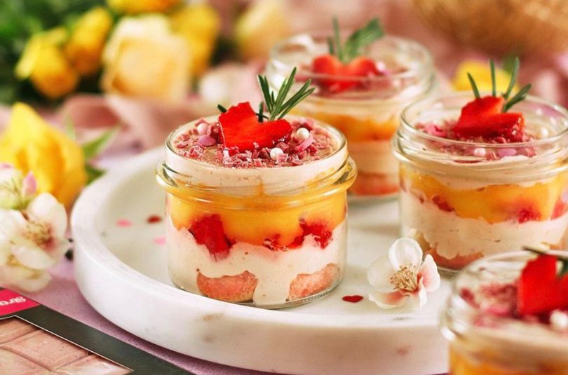 5 Panna cotta cu vanilie și sos de fructe de pădure