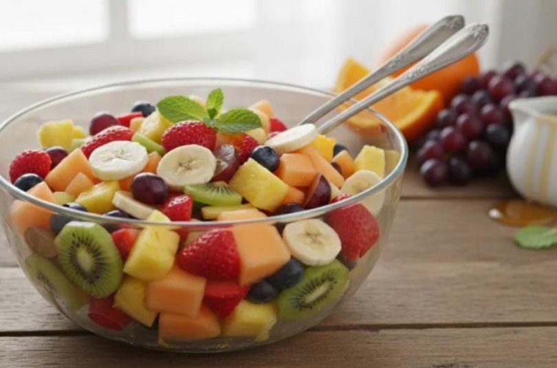 Salată de fructe cu miere și mentă